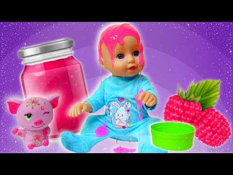 Baby Annabell doll needs help! A toy for the baby doll. Baby Reborn doll feeding time &amp; bath time.