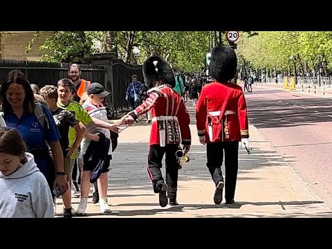 King&rsquo;s Guard surprises a Stranger with a High-Five!