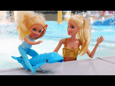 Vid&eacute;o en fran&ccedil;ais avec poup&eacute;es pour filles. Barbie et Chelsea. Jeux dans l'eau au parc aquatique.