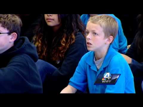 Soldier dad surprises son during school assembly