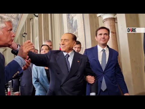 &amp;laquo;Ma lo mangiate il panettone o litigate prima?&amp;raquo;: Lucci provoca, Meloni e Berlusconi ridono