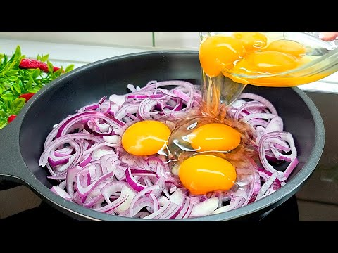 Just pour the egg on the onion and the result will be amazing! Simple and delicious