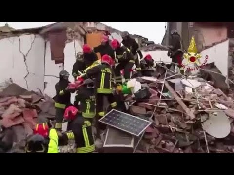 Crollata una palazzina vicino Roma: il video dei vigili del fuoco al lavoro tra le macerie