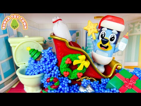 Baby Bluey Blocks the Toilet on Christmas 🎄🚽 | Pretend Play Bluey Toys