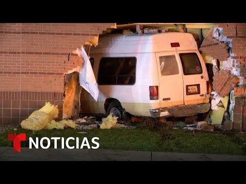 Una furgoneta choca contra la pared de una escuela en Indianapolis | Noticias Telemundo