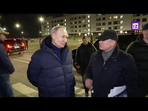 Putin in visita a Mariupol, le immagini del presidente russo per la prima volta nel Donbass