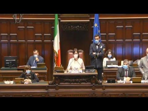 Camera, Carfagna sbotta con Sgarbi: &amp;laquo;Indossi la mascherina. Non siamo 629 imbecilli&amp;raquo;