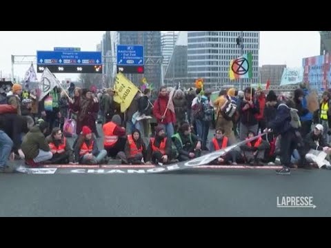 La protesta degli attivisti per il clima ad Amsterdam: bloccano l&rsquo;autostrada con cartelli...