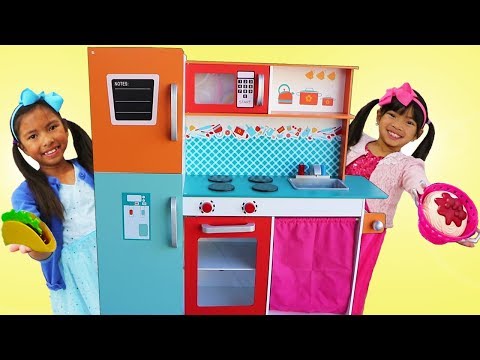 Emma y Wendy Compiten  en Concurso de Cocina con Cocina Grande de Juguete