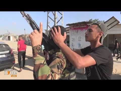 Palestinians move towards the Erez crossing between Israel and the northern Gaza Strip