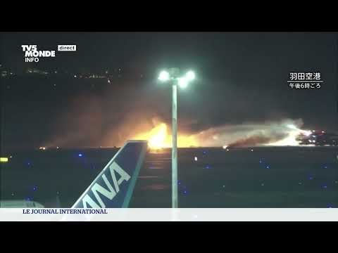 Un avion prend feu sur le tarmac de l'a&eacute;roport de Tokyo