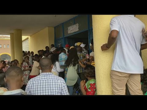 &Eacute;lection en RDC: des &eacute;lecteurs forcent les portes d'un bureau de vote &agrave; Kinshasa | AFP Images