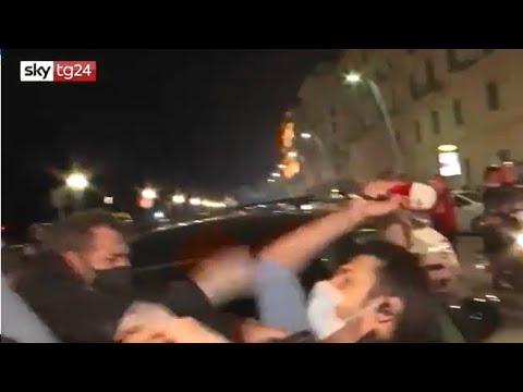 Napoli, l&rsquo;aggressione al giornalista di Sky durante gli scontri