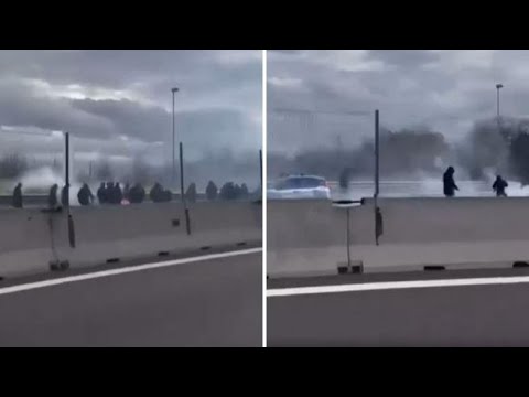 Ultr&amp;agrave; incappucciati e fumogeni: gli scontri tra tifosi di Napoli e Roma in autostrada