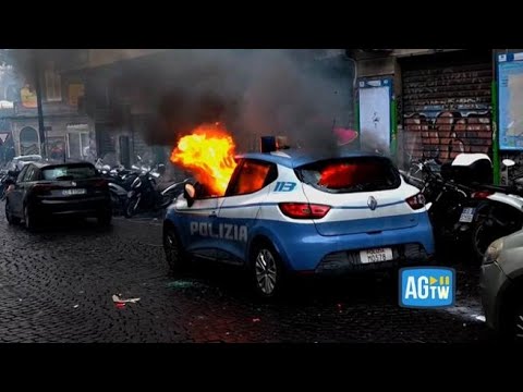 Guerriglia in centro a Napoli tra i tifosi e le forze dell&amp;rsquo;ordine: a fuoco le auto della polizia