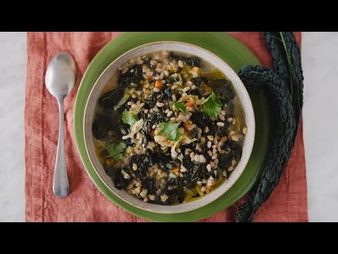 La ricetta della zuppa di farro con cavoli misti