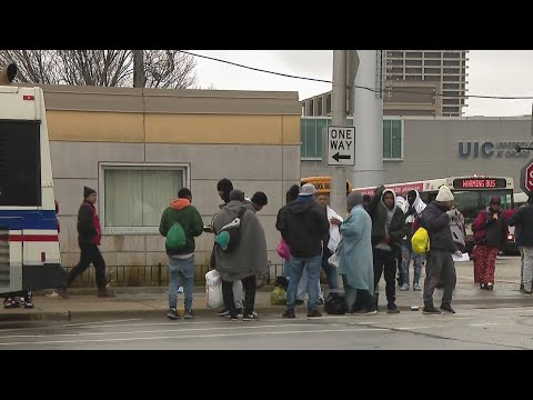 Hundreds of migrants arrive to Chicago after being flown to Rockford from Texas