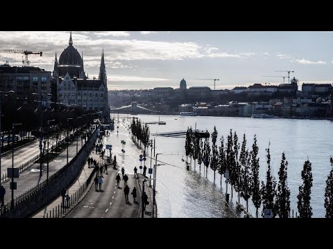 Budapest , il Danubio esonda. L'acqua alta sommerge strade, argini e moli