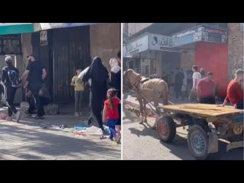 La lunga fila di persone che fugge verso il sud di Gaza: a piedi, in auto o con carretti