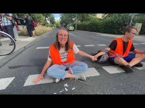 Klimaaktivisten der letzten Generation blockieren Fahrbahn in Bayreuth.