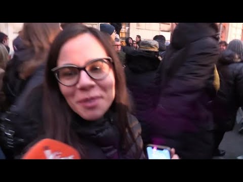 Festa dell'Immacolata, le voci a piazza di Spagna: &quot;Non ho visto il Papa, ma prego la Madonna&quot;