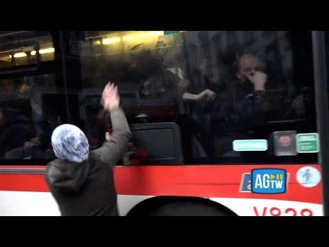 Napoli-Eintracht, petardi e pietre contro i bus con i tifosi tedeschi