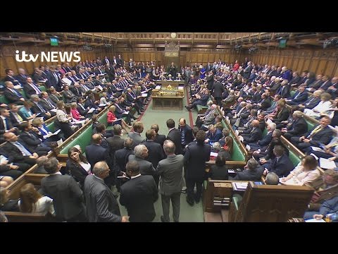 Dennis Skinner 'flicks V-sign' at ex-shadow cabinet