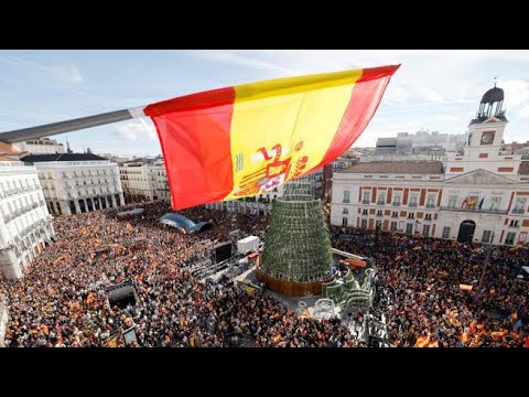 Decine di migliaia in piazza a Madrid contro Sanchez: l&amp;rsquo;urlo &amp;laquo;Dimissioni&amp;raquo;