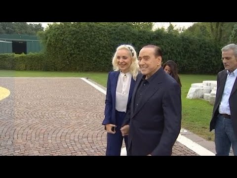 Gli 86 anni di Berlusconi, da Marta Fascina la sorpresa della  mongolfiera con i cuori e la...