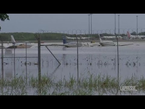 Inondazioni in Australia, aerei sommersi e coccodrilli in citt&agrave;