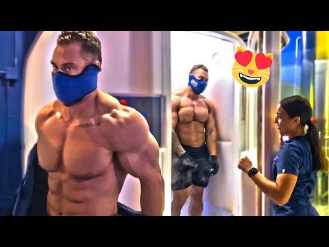 MOST EPIC REACTIONS WHEN BODYBUILDERS GO SHIRTLESS IN PUBLIC 😍