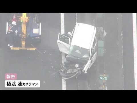 高速で衝突&ldquo;乗用車の前方が大破&rdquo;運転の男性はケガ&hellip;病院搬送 観光バスの乗客運転手にケガなし 道央道下り線は恵庭IC～北広島ICで通行止め 北海道 (23/12/16 