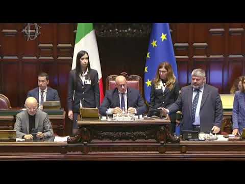 Proteste in Aula sul salario minimo: le opposizioni bloccano tutto e fanno sospendere la seduta