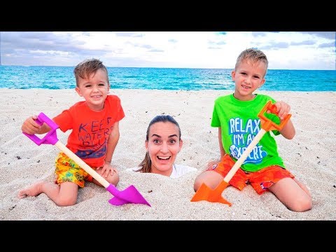 &iexcl;Vlad y Nikita pasaron un d&iacute;a divertido en la playa! Jugando con mam&aacute; y arena