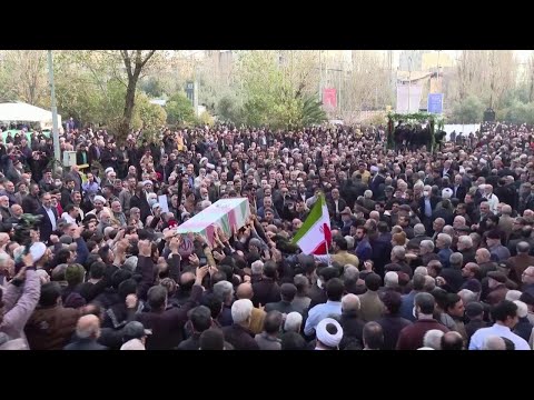 Iran, in migliaia ai funerali a Teheran di una delle vittime dell'attentato a Kerman