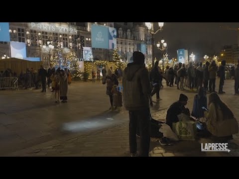 Parigi, migranti di fronte al municipio chiedono un rifugio