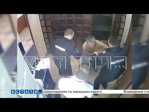 За плевок и порванную рубашку полицейский избивал задержанного и пытал электрошокером