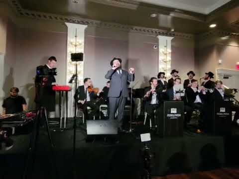 Benny Friedman singing with Mendy Panski at a chupah Tatte -טאטע