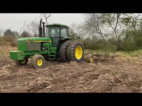 John Deere 4650 Bordeando