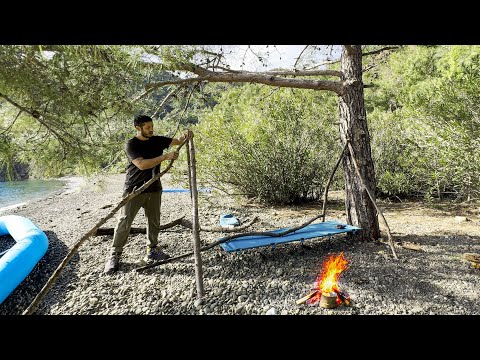 SOLO BEACH CAMPING -Camping with a do-it-yourself shelter in a deserted bay