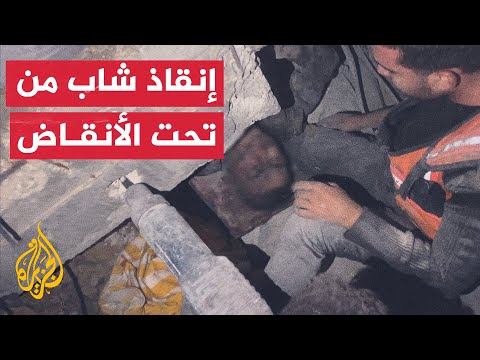 مراسل الجزيرة: انتشال شاب فلسطيني حيا من تحت أنقاض منزل قصفته طائرات الاحتلال غربي خانيونس