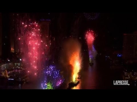 Thailandia, fuochi d'artificio sul fiume Chao Phraya per il Capodanno a Bangkok