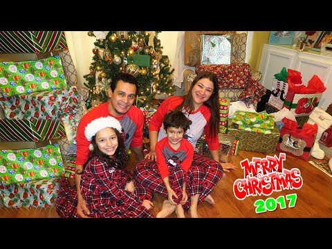 🎄 CHRISTMAS MORNING OPENING PRESENTS 2017🎄