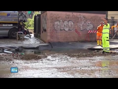 Esplode una tubatura in piazza Bettini a Milano: negozi e cantine allagati