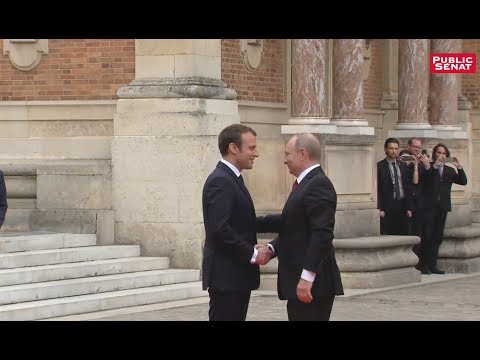 Emmanuel Macron re&ccedil;oit en Vladimir Poutine &agrave; Versailles : la poign&eacute;e de main