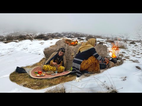 COOKING in the snow and fog in the mountains of the village 🏕️🏔️