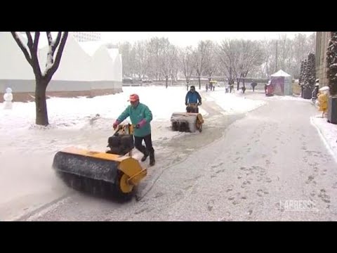 Corea del Sud, neve record a Seul: traffico in tilt ma molti si divertono