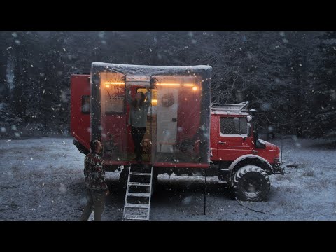 WE COVERED THE BALCONY OF THE CARAVAN WITH AN INFLATABLE TENT IN A SNOW CAMP