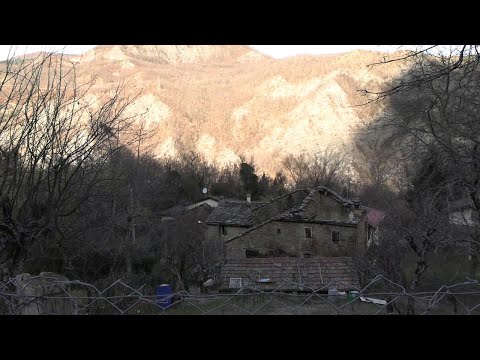 Nel borgo fantasma di Magrignana: siamo 4 abitanti e per tre mesi all'anno viviamo al buio