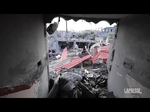 Gaza, si scava tra le macerie dopo il raid israeliano al campo profughi
